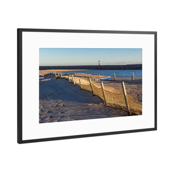 Poster mit Rahmen Schwarz (Metallic) "Strand, Zaun und Mole" artboxONE - Natur,Reise,Architektur,Reise / Strand und Meer