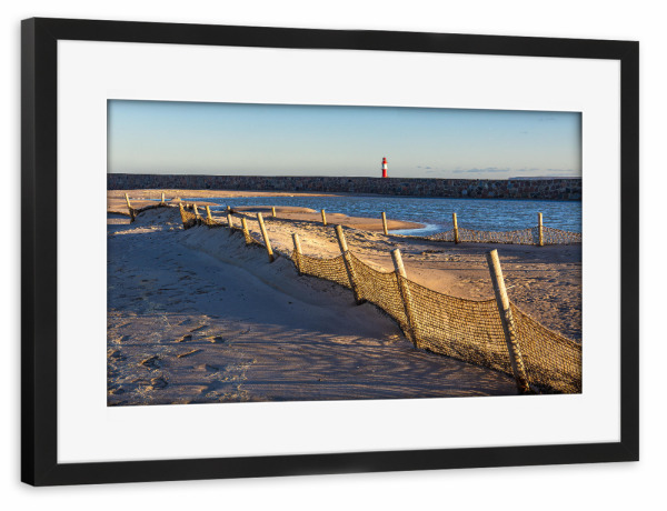 Poster mit Rahmen schwarz "Strand, Zaun und Mole" artboxONE - Natur,Reise,Architektur,Reise / Strand und Meer