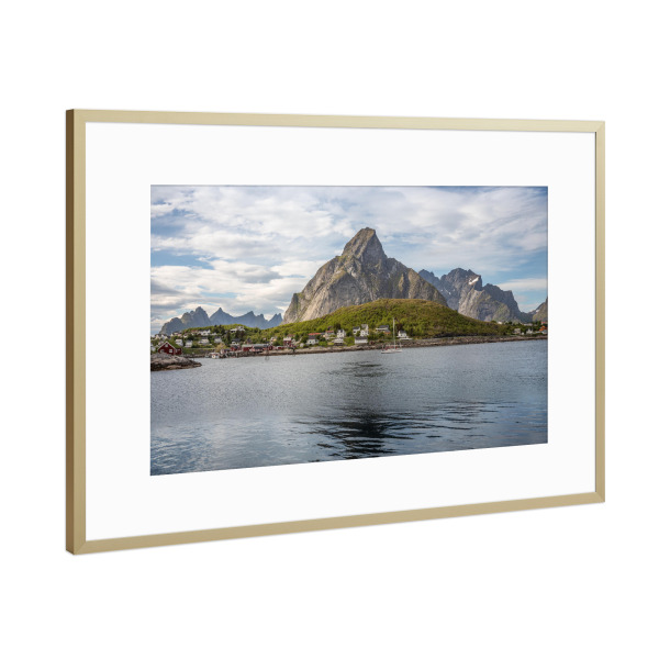 Poster mit Rahmen Gold "Lofoten Berglandschaft" artboxONE - Natur,Reise - Norwegen,Norwegische küste,Berge,Olstinden,Skandinavien