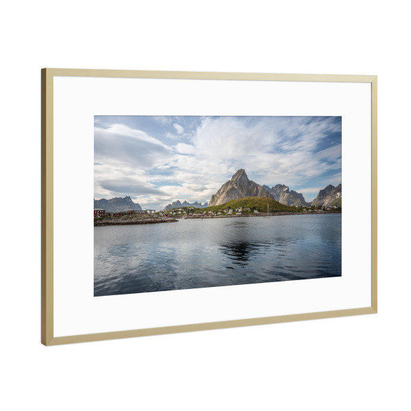 Poster mit Rahmen Gold "Norway Lofoten" artboxONE - Natur,Reise - Norwegen,Inseln,Olstinden,Norwegische küste,Skandinavien,Boot,Berg,Berge