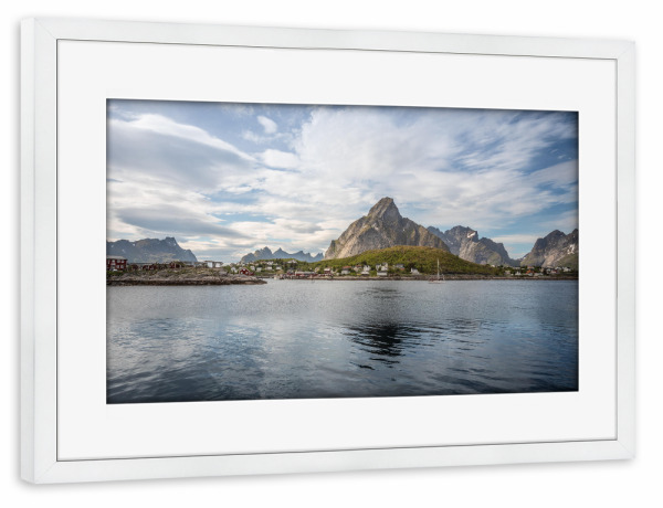 Poster mit Rahmen weiß "Norway Lofoten" artboxONE - Natur,Reise - Norwegen,Inseln,Olstinden,Norwegische küste,Skandinavien,Boot,Berg,Berge