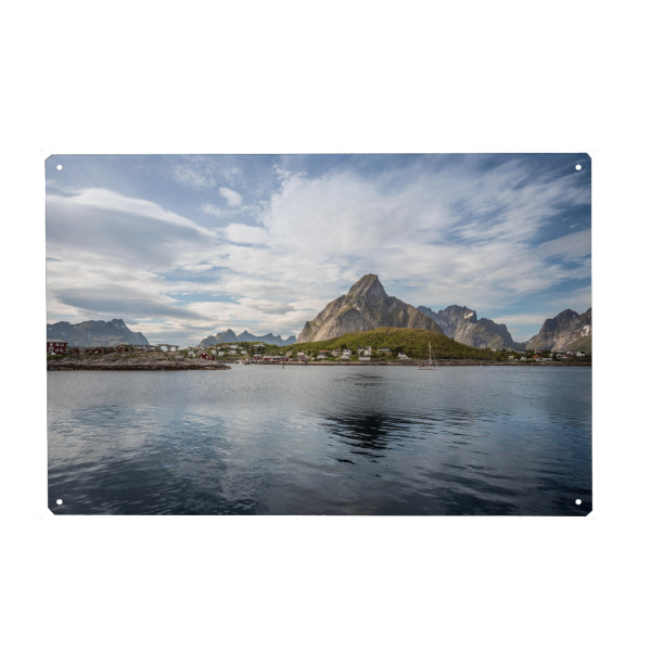 Metall Poster "Norway Lofoten" artboxONE - Natur,Reise - Norwegen,Inseln,Olstinden,Norwegische küste,Skandinavien,Boot,Berg,Berge - Blechschild