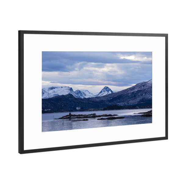 Poster mit Rahmen Schwarz (Metallic) "Berge nahe Torvik" artboxONE - Natur,Reise,Reise / Strand und Meer,Reise / Länder