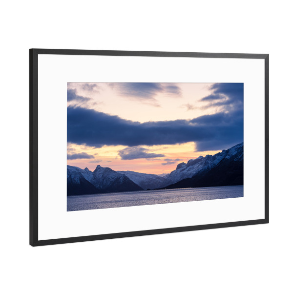 Poster mit Rahmen Schwarz (Metallic) "Berge und Felsennahe Ørnes" artboxONE - Natur,Reise,Reise / Strand und Meer,Reise / Länder