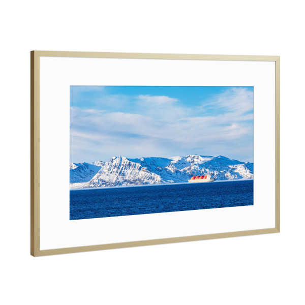 Poster mit Rahmen Gold "Berge, Felsen und LNG-Tanker" artboxONE - Natur,Reise,Reise / Strand und Meer,Reise / Länder