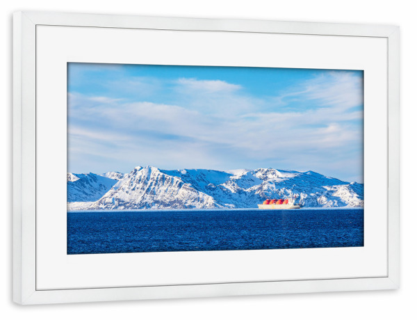 Poster mit Rahmen weiß "Berge, Felsen und LNG-Tanker" artboxONE - Natur,Reise,Reise / Strand und Meer,Reise / Länder