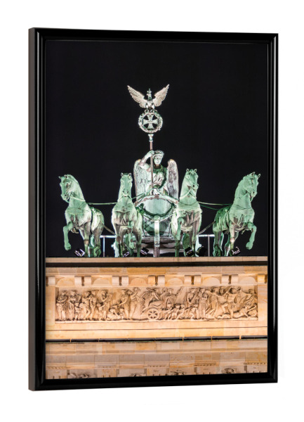 Poster mit schwarzem Rahmen "Quadriga bei Nacht" artboxONE - Städte / Berlin,Architektur