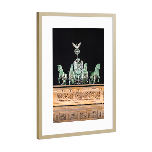 Poster mit Rahmen Gold "Quadriga bei Nacht" artboxONE - Städte / Berlin,Architektur