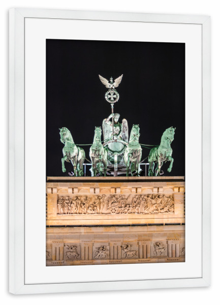 Poster mit Rahmen weiß "Quadriga bei Nacht" artboxONE - Städte / Berlin,Architektur
