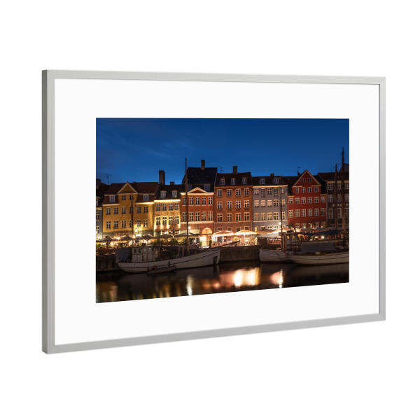 Poster mit Rahmen Silber "Nyhavn Blue Hour" artboxONE - Städte,Reise,Architektur,Städte / København