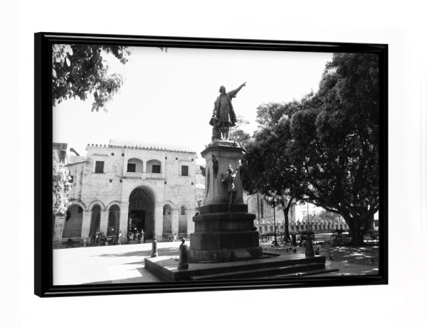 Poster mit schwarzem Rahmen "Parque Colón, Santo Domingo" artboxONE - Reise,Schwarzweiß,Architektur,Reise / Länder