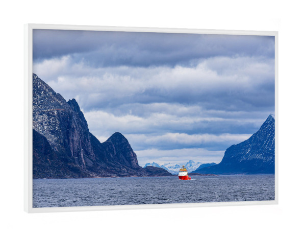 Poster mit weißem Rahmen "Berge, Felsen und Schiff im Winter" artboxONE - Natur,Reise,Reise / Strand und Meer,Reise / Länder