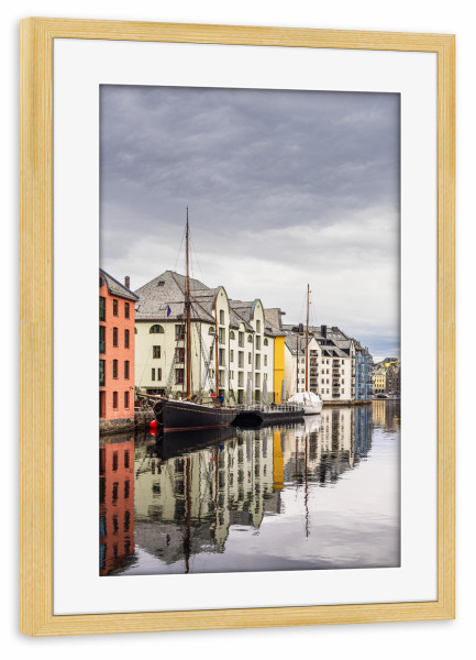 Poster mit Rahmen kiefer "Hafen in der Stadt Ålesund" artboxONE - Reise,Architektur,Reise / Strand und Meer,Reise / Länder