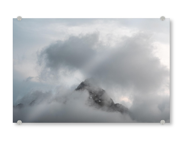 Acrylglasbild "Cloudy Summit" artboxONE - Natur - Berg,Bergspitze,Gipfel,Wolken,Wolkig,Lofoten,Norwegen,Skandinavien