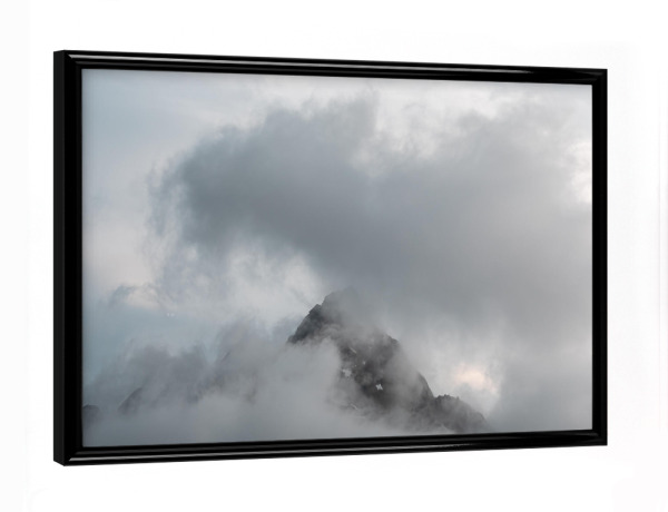Poster mit schwarzem Rahmen "Cloudy Summit" artboxONE - Natur - Berg,Bergspitze,Gipfel,Wolken,Wolkig,Lofoten,Norwegen,Skandinavien