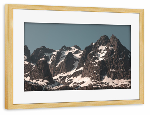 Poster mit Rahmen kiefer "Mountain Range" artboxONE - Natur,Reise - Bergkette,Berge,Gipfel,Gebirge,Schnee,Lofoten,Norwegen,Skandinavien