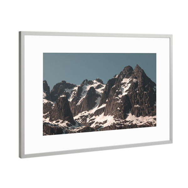 Poster mit Rahmen Silber "Mountain Range" artboxONE - Natur,Reise - Bergkette,Berge,Gipfel,Gebirge,Schnee,Lofoten,Norwegen,Skandinavien