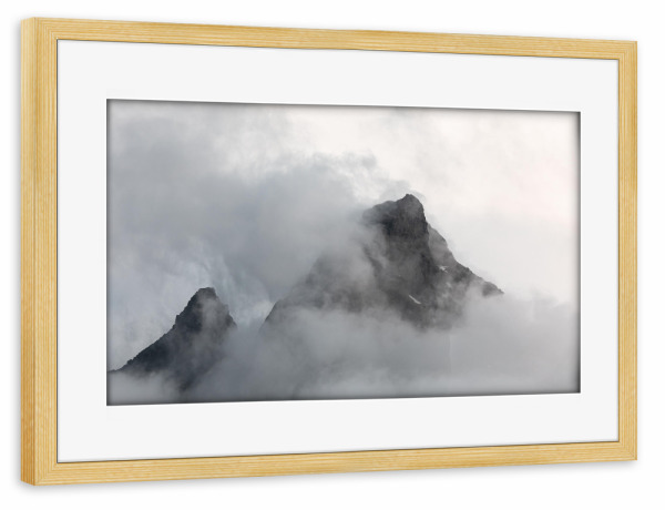 Poster mit Rahmen kiefer "Wolkengipfel" artboxONE - Natur,Reise - Berge,Gipfel,Bergspitzen,Gebirge,Lofoten,Norwegen,Skandinavien,Wolken,Nebel