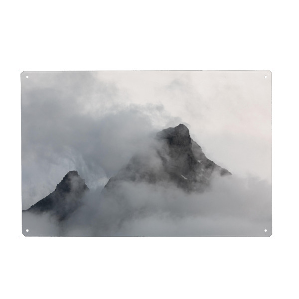 Metall Poster "Wolkengipfel" artboxONE - Natur,Reise - Berge,Gipfel,Bergspitzen,Gebirge,Lofoten,Norwegen,Skandinavien,Wolken,Nebel - Blechschild
