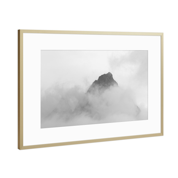 Poster mit Rahmen Gold "Bergspitze Schwarzweiß" artboxONE - Natur,Reise,Schwarzweiß - Berg,Gipfel,Lofoten,Norwegen,Skandinavien,Nebel,Wolken