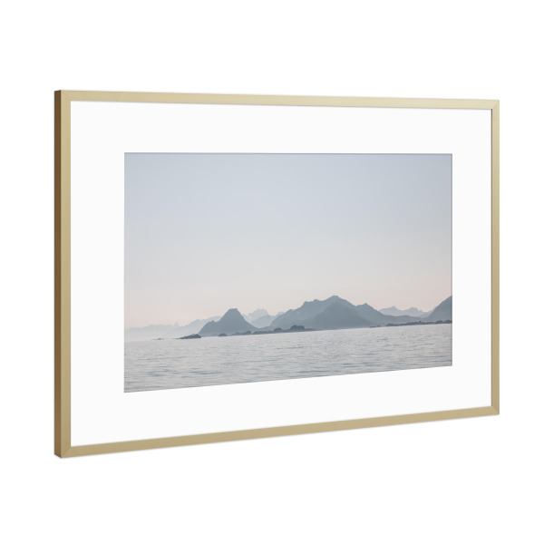 Poster mit Rahmen Gold "Islands in the Distance" artboxONE - Natur,Reise - Lofoten,Berge,Norwegen,Skandinavien,Norwegische küste,Meer,Wasser