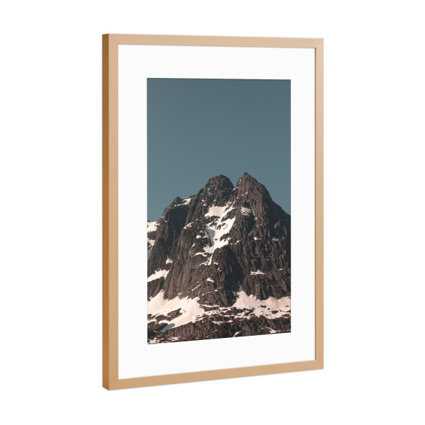 Poster mit Rahmen Kupfer "Titan des Nordens" artboxONE - Natur,Reise - Berg,Gipfel,Gebirge,Fels,Lofoten,Norwegen,Skandinavien,Schnee