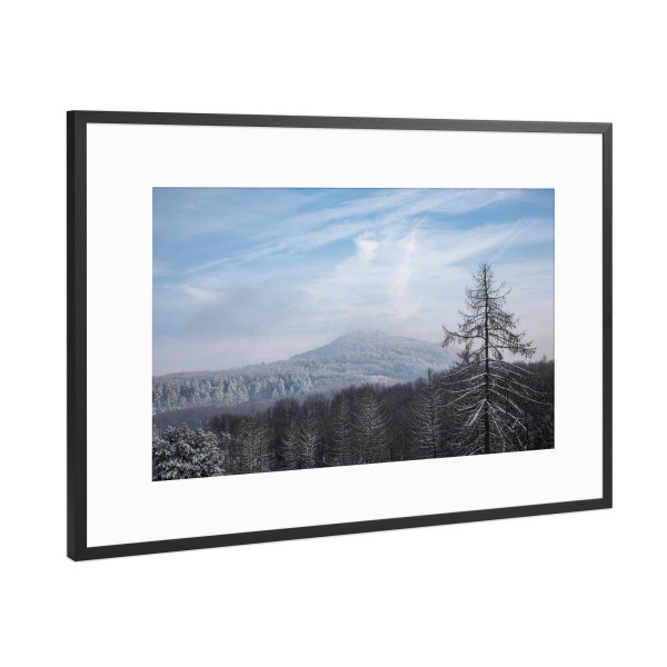 Poster mit Rahmen Schwarz (Metallic) "Siebengebirge im Winter" artboxONE - Natur - ölberg,Oelberg,Wald,Bäume,Wolken,Schnee,Winter,Nadelbäume