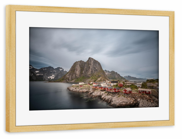 Poster mit Rahmen kiefer "Fischerdorf Hamnoya" artboxONE - Natur,Reise,Reise / Strand und Meer