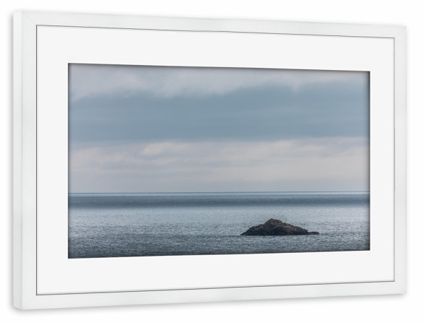 Poster mit Rahmen weiß "Northern Skerry" artboxONE - Natur,Reise / Strand und Meer - Schäre,Insel,Fels,Meer,Norwegen,Skandinavien,Ozean,Horizont