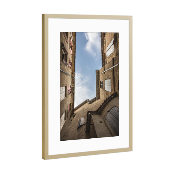 Poster mit Rahmen Gold "Mediterrane Fassaden" artboxONE - Reise,Architektur - Sommières,Fassade,Fassaden,Frankreich,Häuser,Fenster,Himmel,Sandstein