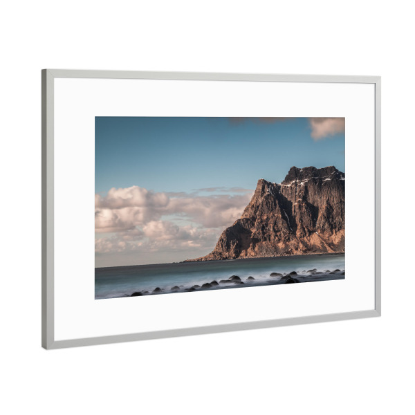 Poster mit Rahmen Silber "Felsküste Norwegen" artboxONE - Natur,Reise - Uttakleiv,Utakleiv,Lofoten,Skandinavien,Norwegische küste,Felsen,Berg,Norden