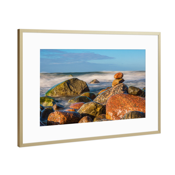 Poster mit Rahmen Gold "Ostseeküste mit Steinen" artboxONE - Natur,Reise,Reise / Strand und Meer