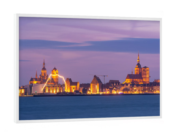 Poster mit weißem Rahmen "Stralsund am Abend" artboxONE - Städte