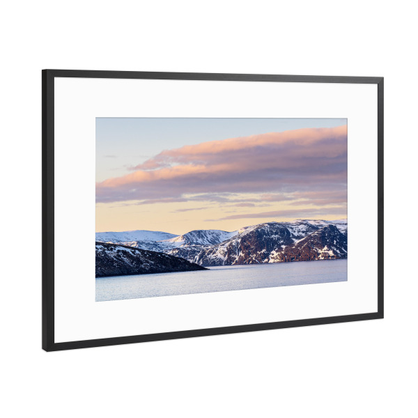 Poster mit Rahmen Schwarz (Metallic) "Berge und Felsen nahe Havøysund" artboxONE - Natur,Reise,Reise / Strand und Meer,Reise / Länder