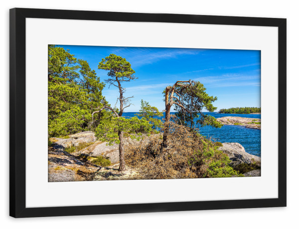 Poster mit Rahmen schwarz "Felsen und Bäumen auf Sladö" artboxONE - Natur,Reise,Reise / Strand und Meer,Reise / Länder