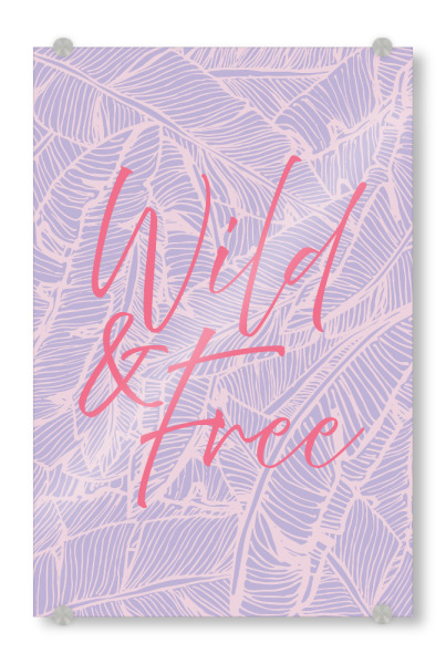 Acrylglasbild "Wild & Free Pastel Version" artboxONE - Typografie,Natur - Lila,Tippfehler,Zitate,Wild,Frei,Dschungel,Tropen,Abenteuer,Bananenblätter