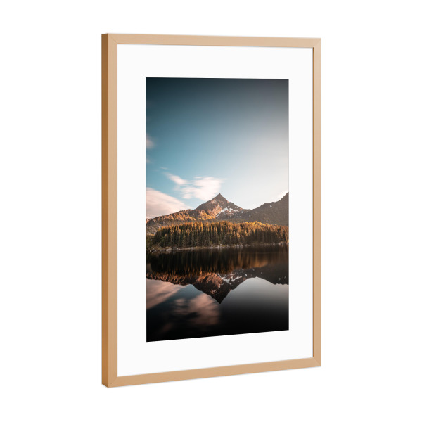 Poster mit Rahmen Kupfer "Mountain Lake" artboxONE - Natur,Reise - See,Bergsee,Berg,Spiegelung,Landschaftsfoto,Wald,Lofoten,Norwegen,Skandinavien