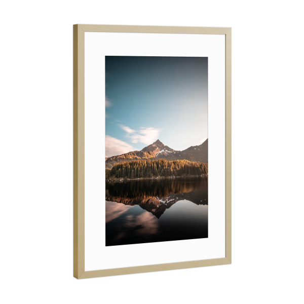 Poster mit Rahmen Gold "Mountain Lake" artboxONE - Natur,Reise - See,Bergsee,Berg,Spiegelung,Landschaftsfoto,Wald,Lofoten,Norwegen,Skandinavien