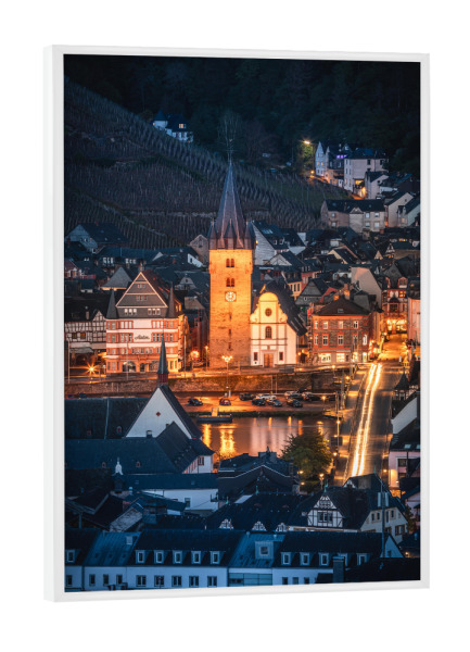 Poster mit weißem Rahmen "Bernkastel" artboxONE - Städte,Reise - Bernkastel-kues,Mosel,Brücke,St. michael,Kirche,Blaue stunde,Rheinland-pfalz