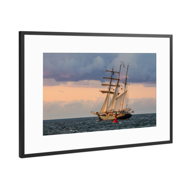 Poster mit Rahmen Schwarz (Metallic) "Boje und Windjammer" artboxONE - Natur,Reise,Reise / Strand und Meer