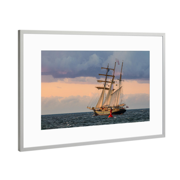 Poster mit Rahmen Silber "Boje und Windjammer" artboxONE - Natur,Reise,Reise / Strand und Meer