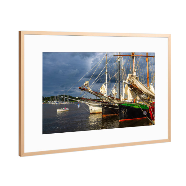 Poster mit Rahmen Kupfer "Segelschiffe am Kai" artboxONE - Städte,Natur,Reise