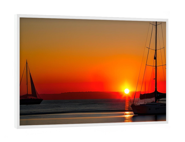 Poster mit weißem Rahmen "Segelboote und Sonnenuntergang" artboxONE - Natur - Segelboote,Sonnenuntergang,Rot,Orange