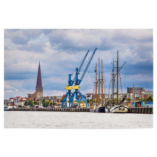 Hafenkran und Segelschiff