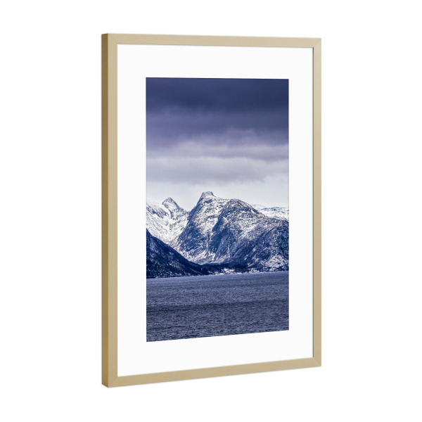 Poster mit Rahmen Gold "Berge mit Schnee in Norwegen" artboxONE - Natur,Reise,Reise / Strand und Meer,Reise / Länder