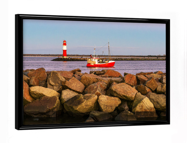 Poster mit schwarzem Rahmen "Mole, Molenturm und Fischerboot" artboxONE - Natur,Reise,Architektur,Reise / Strand und Meer