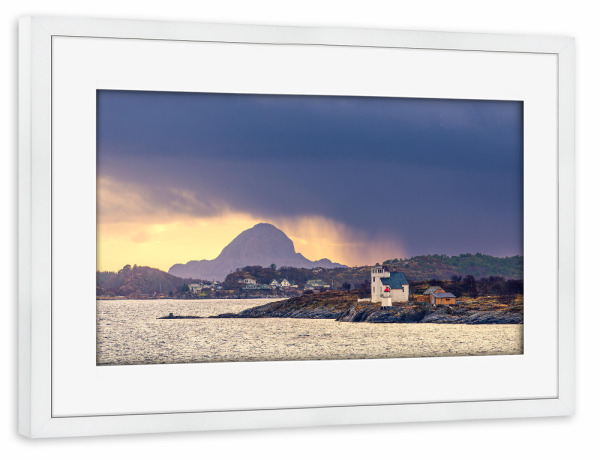 Poster mit Rahmen weiß "Berge, Felsen und Leuchtfeuer" artboxONE - Natur,Reise,Architektur,Reise / Strand und Meer,Reise / Länder