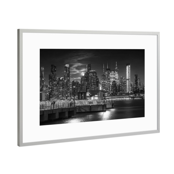Poster mit Rahmen Silber "Vollmond über Manhattan" artboxONE - Städte,Städte / New York,Reise,Schwarzweiß,Architektur