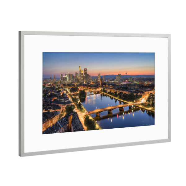 Poster mit Rahmen Silber "Frankfurt Skyline am Abend" artboxONE - Städte,Reise,Städte / Frankfurt