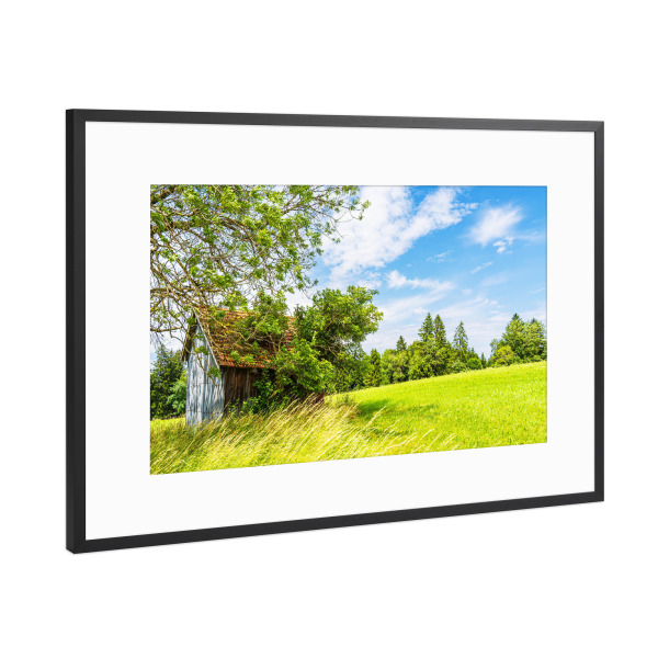 Poster mit Rahmen Schwarz (Metallic) "Holzhütte und Bergwiese" artboxONE - Natur,Reise,Architektur
